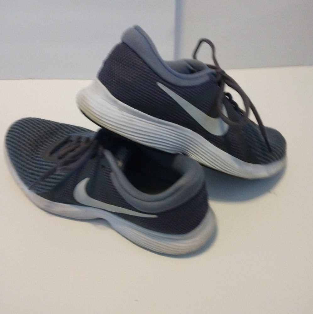 Nike Revolution size 8M gray and white EUC